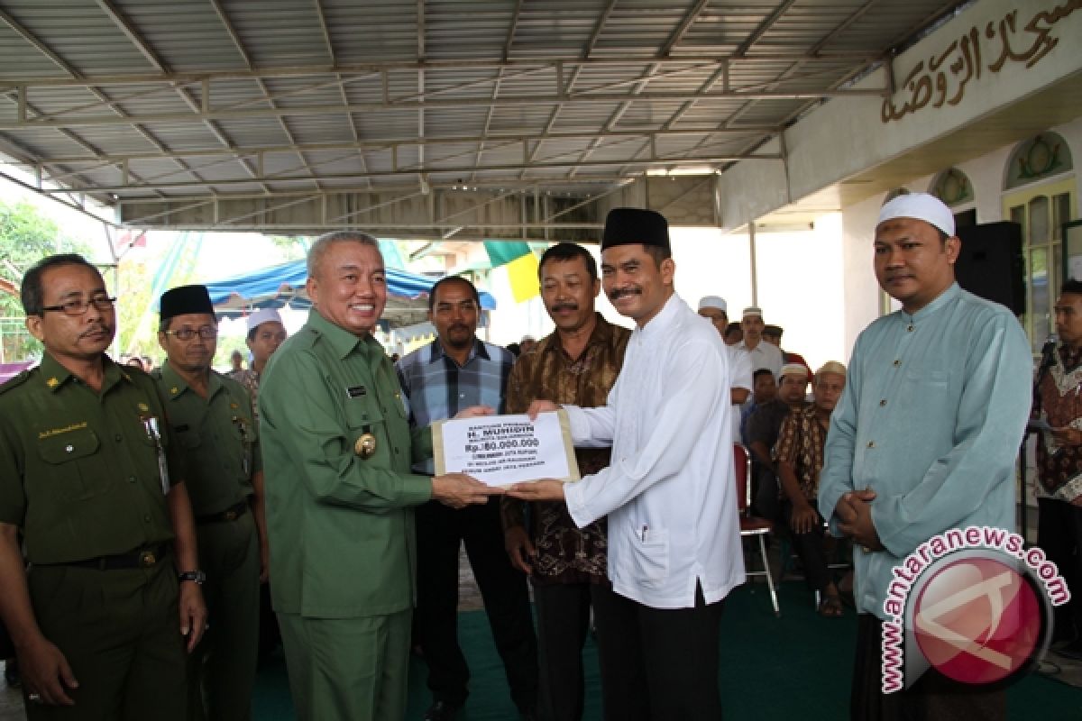 Muhidin Sumbang Masjid Ar-Raudah