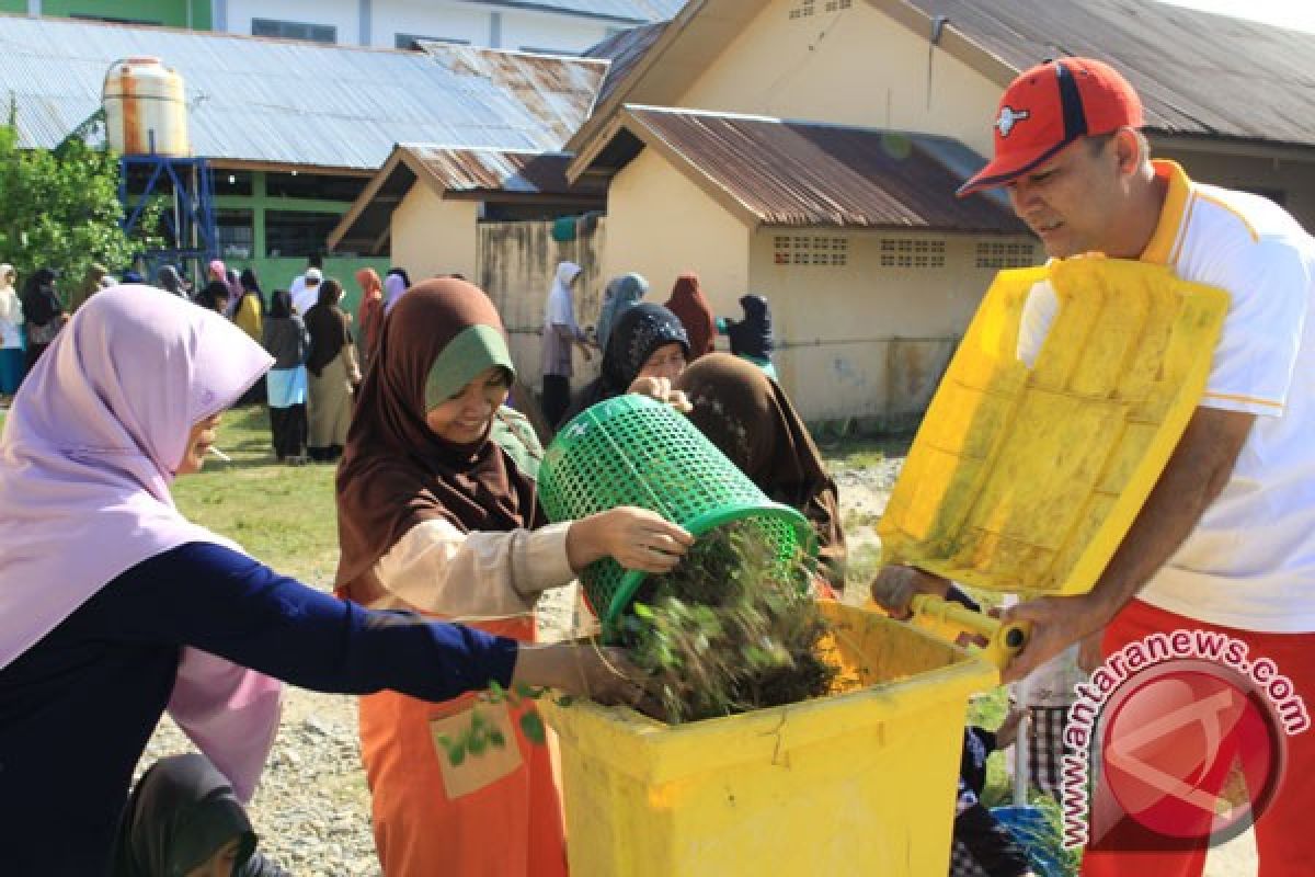 Aceh Barat gotong royong sambut bulan kemerdekaan