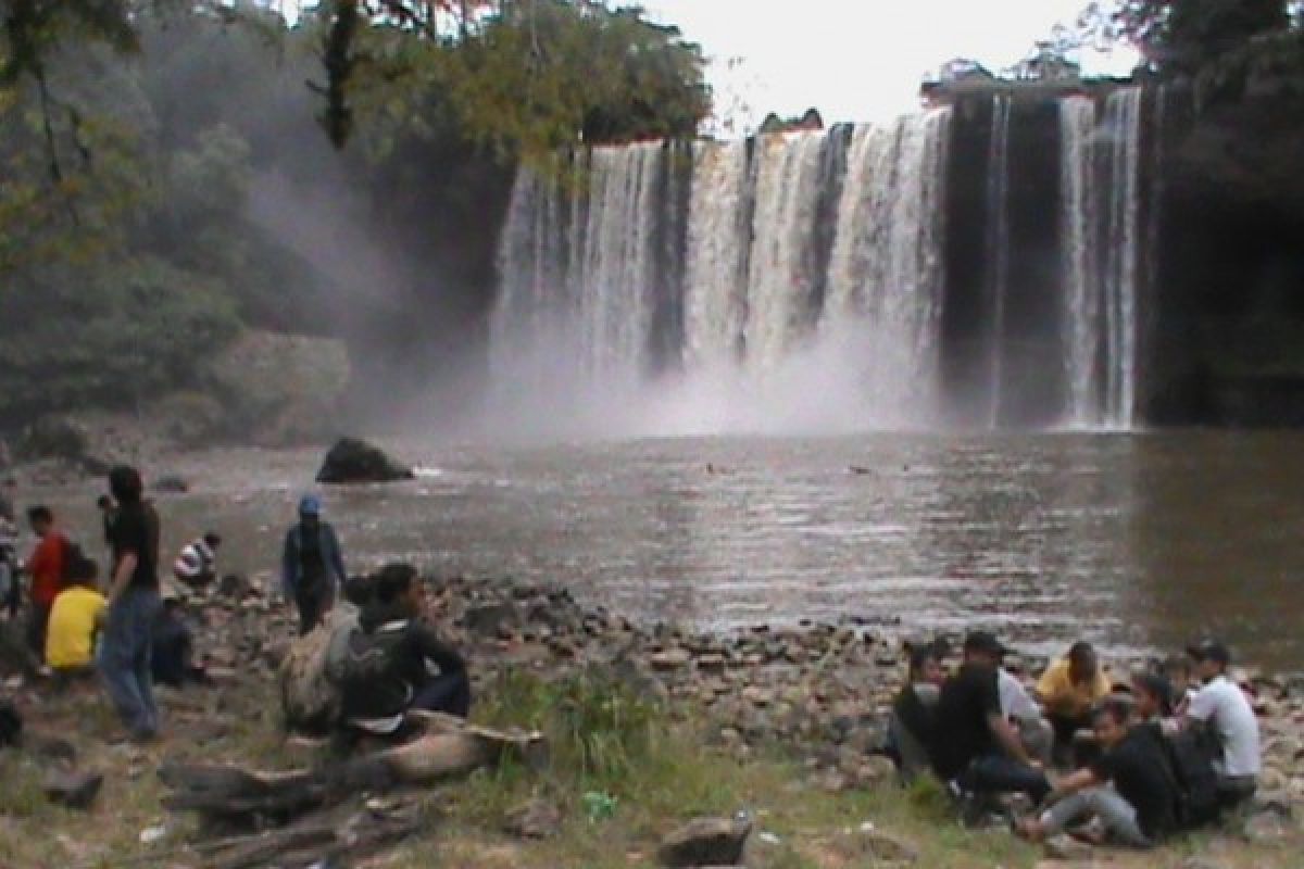 Bupati  Landak Minta Masyarakat Jaga Air Terjun Banangar