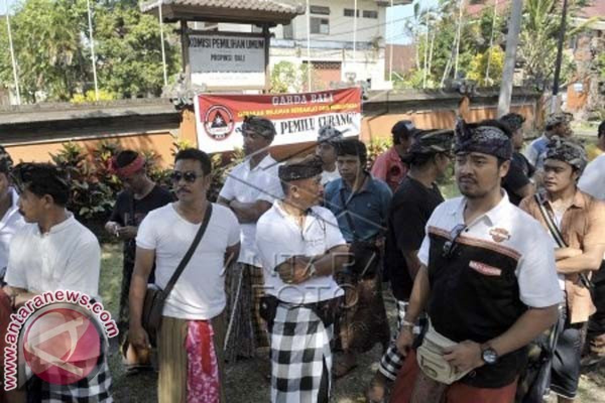 Pendukung Prabowo Gelar Aksi Di KPU Bali