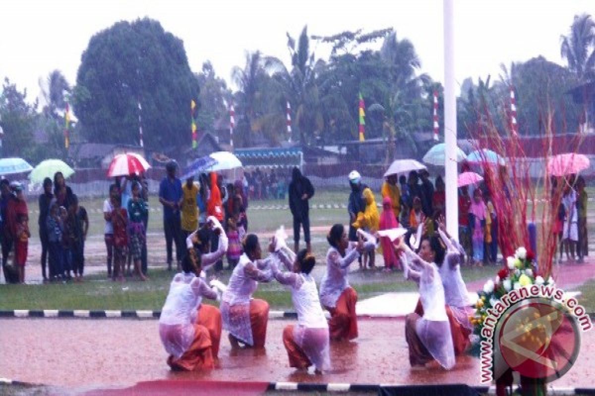 Parade Tari Nusantara meriahkan HUT RI  di Biak