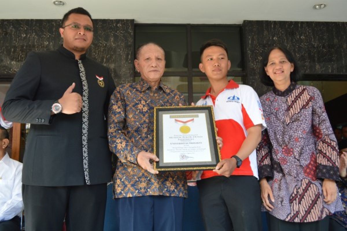 Inovasi solar air Usakti dapat penghargaan MURI