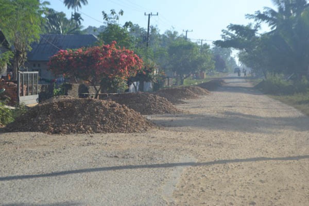 Masyarakat Kusambi Raya Tuntut Bupati Perbaiki Jalan 