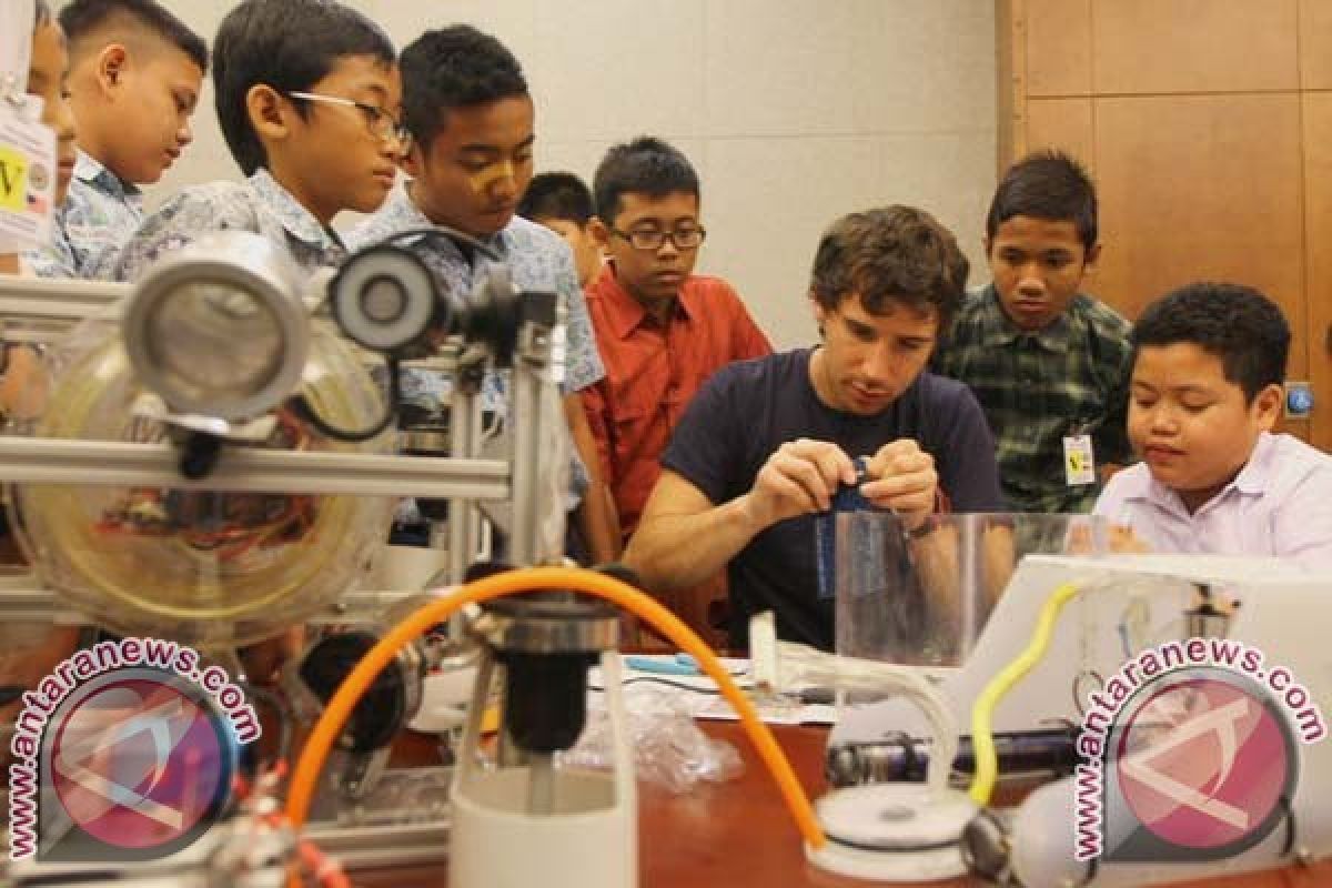 Mantan Teknisi NASA AS Ajari Pelajar Surabaya Rakit Robot
