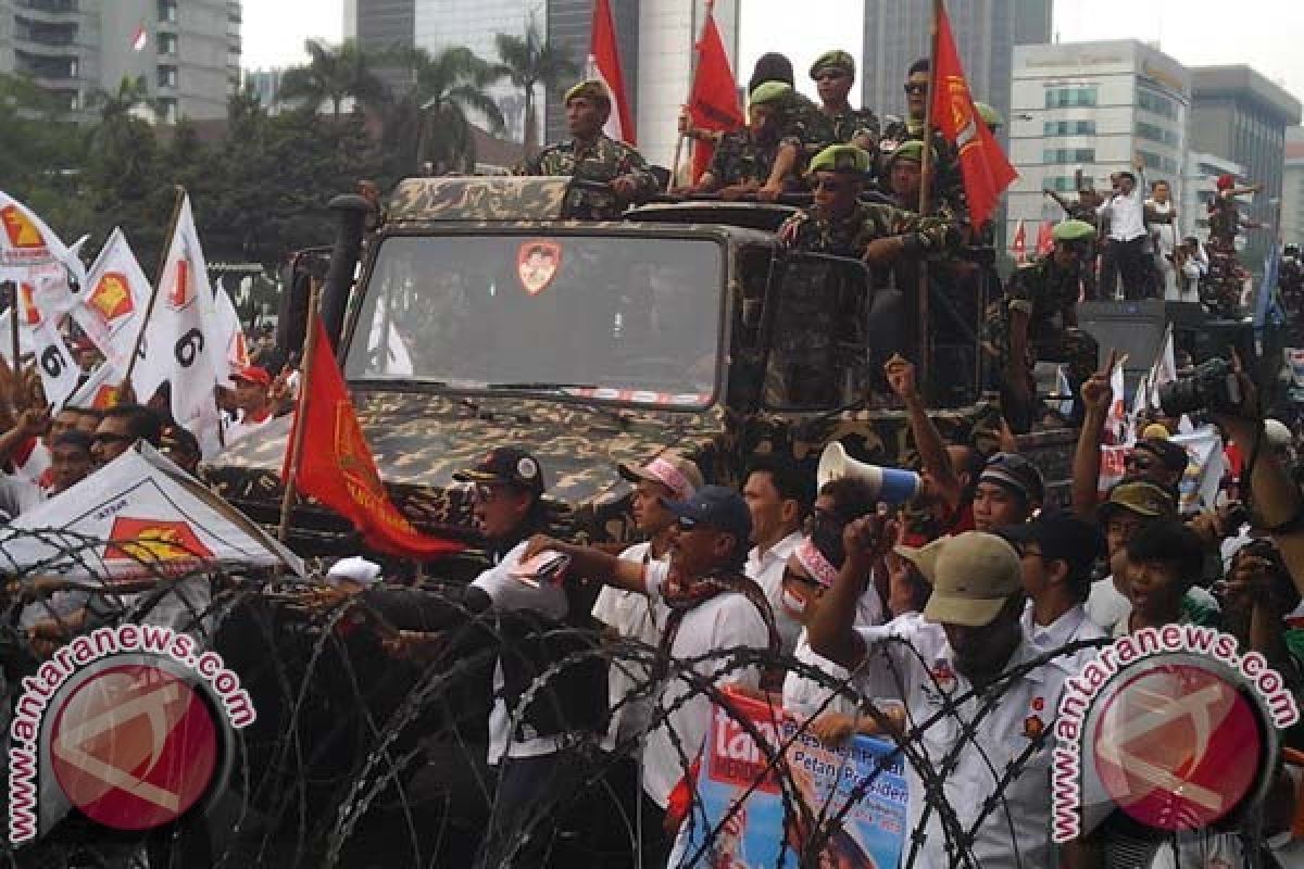 Pendukung Prabowo-Hatta Berusaha Tembus Kawat Berduri Polisi
