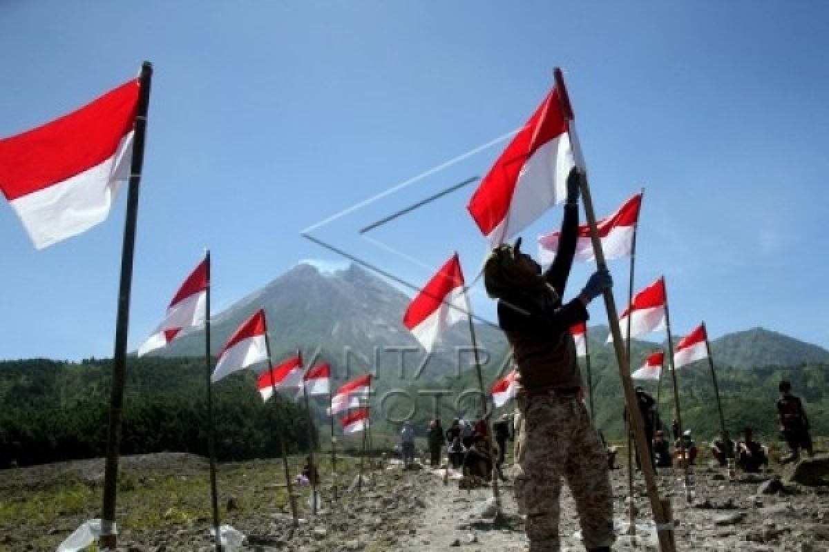 1.000 Merah Putih berkibar di Lereng Merapi  