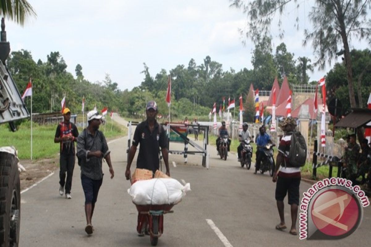 Ribuan bendera Merah Putih berkibar di  perbatasan RI-PNG