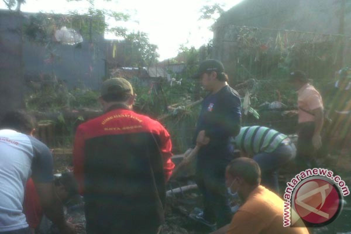 Ratusan warga gotong royong bersihkan MH Salmun