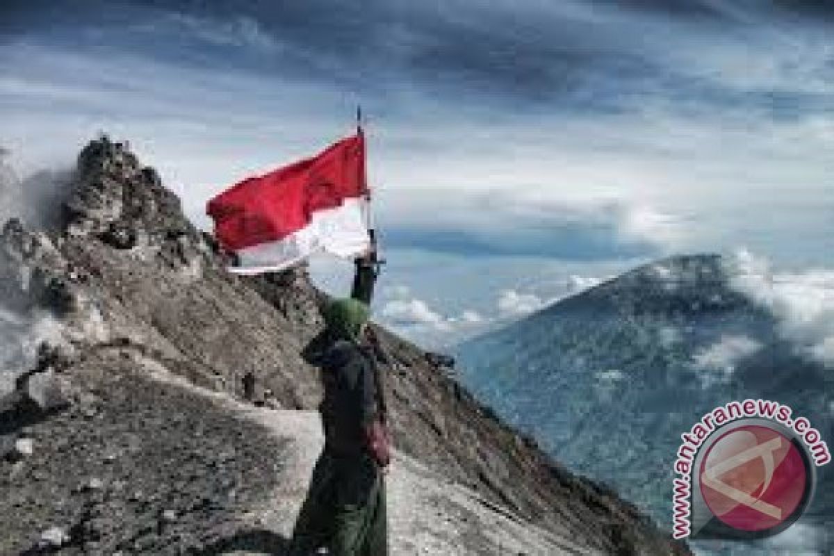 Sebanyak 200 Pendaki Upacara Kemerdekaan di Rinjani