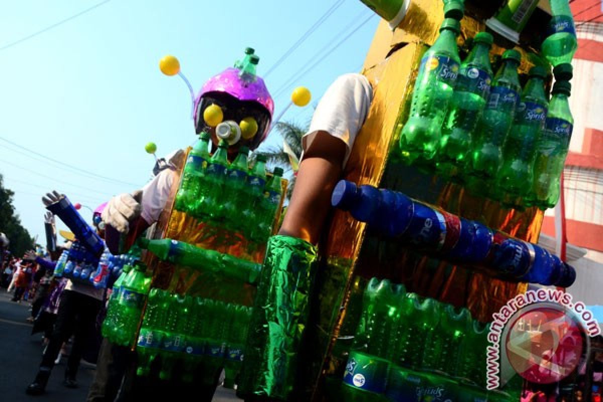 2,000 scout members join recycled costume carnival