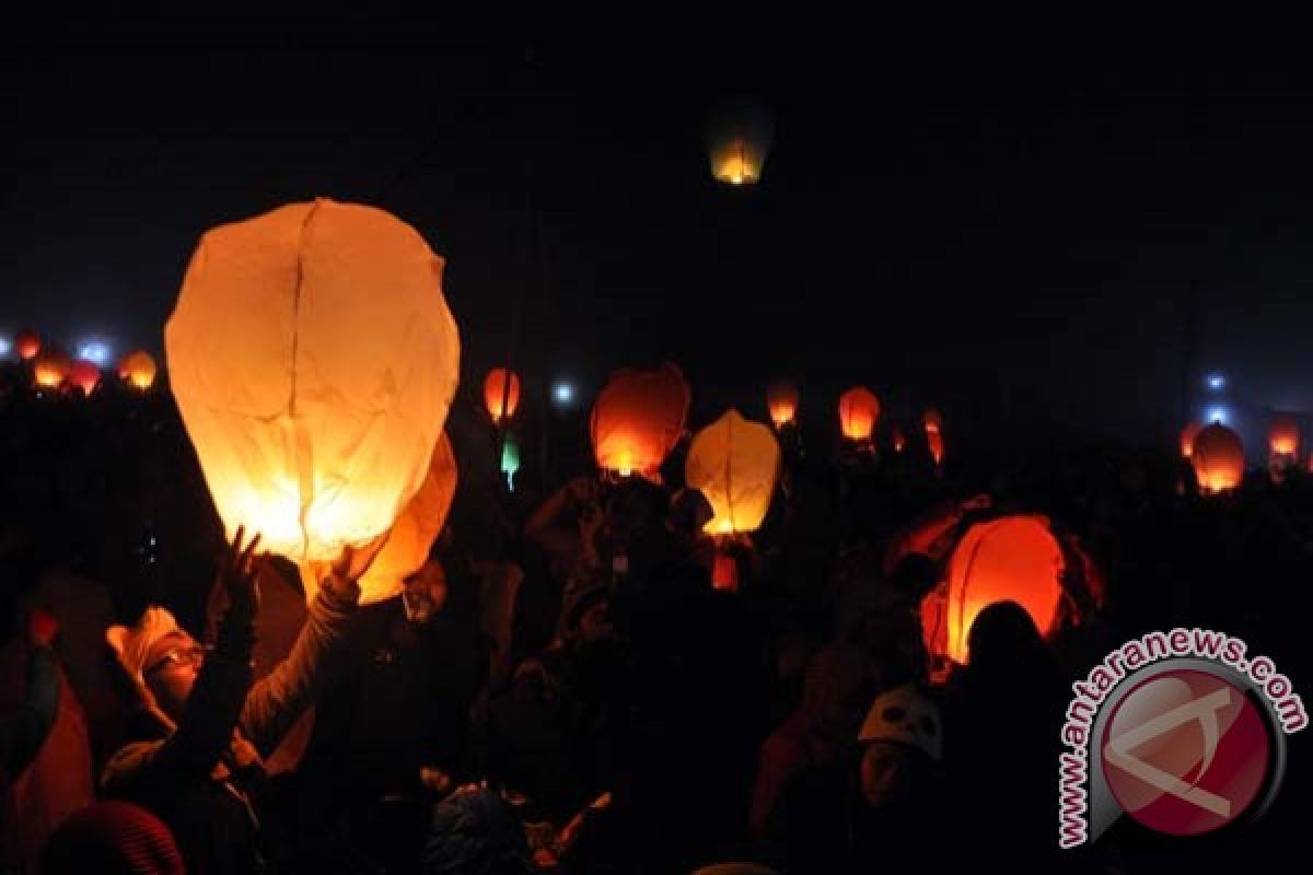 Relawan Jokowi-JK terbangkan lampion di tepi Danau Toba