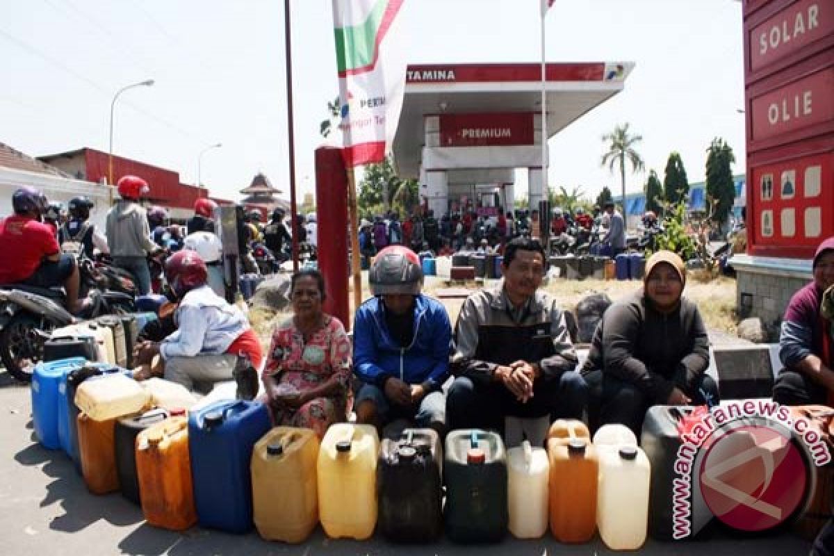 Aksi borong BBMdan antrean kendaraan di Kendari