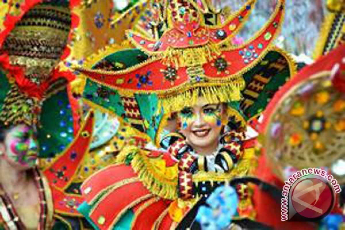 Parade Budaya dan Karnaval Puncak Festival Kratau