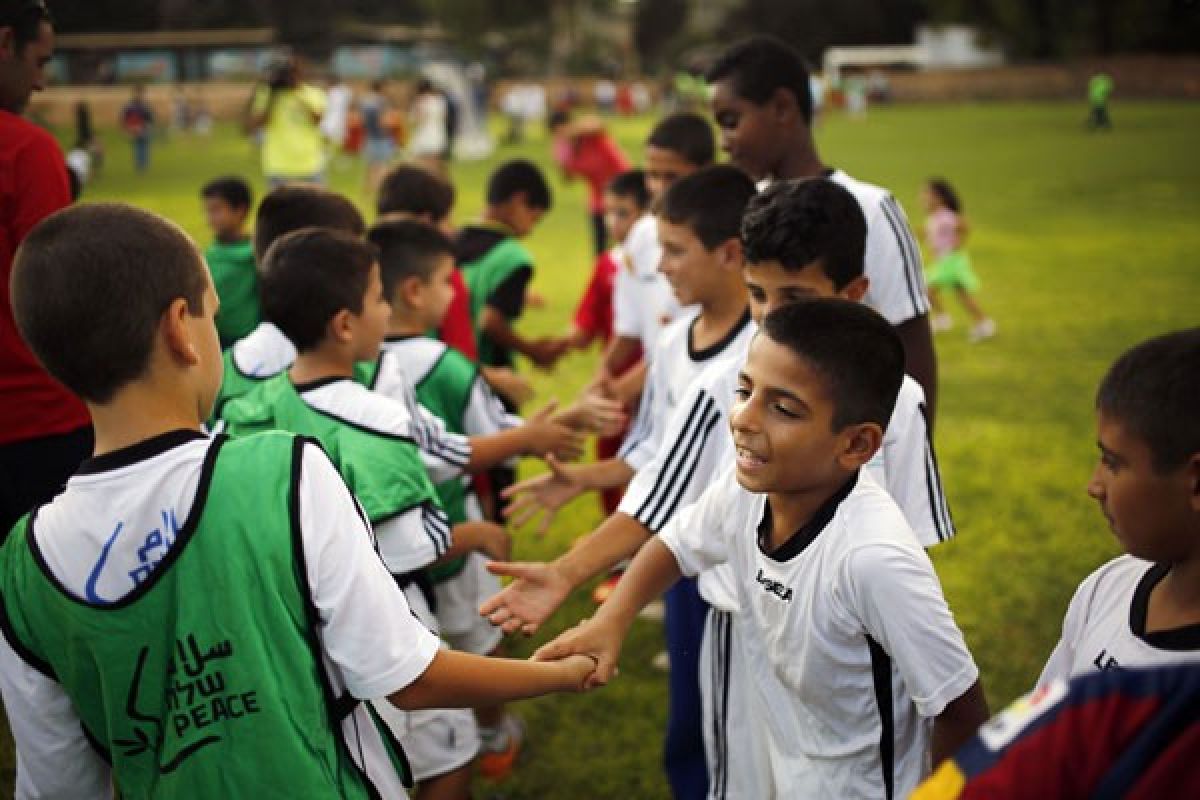 Empat anak Palestina shalat Jumat di Mataram