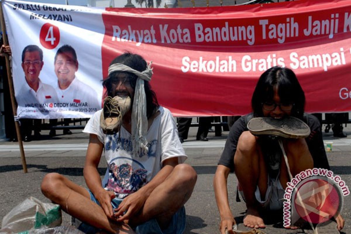 Warga Bandung tagih janji sekolah gratis