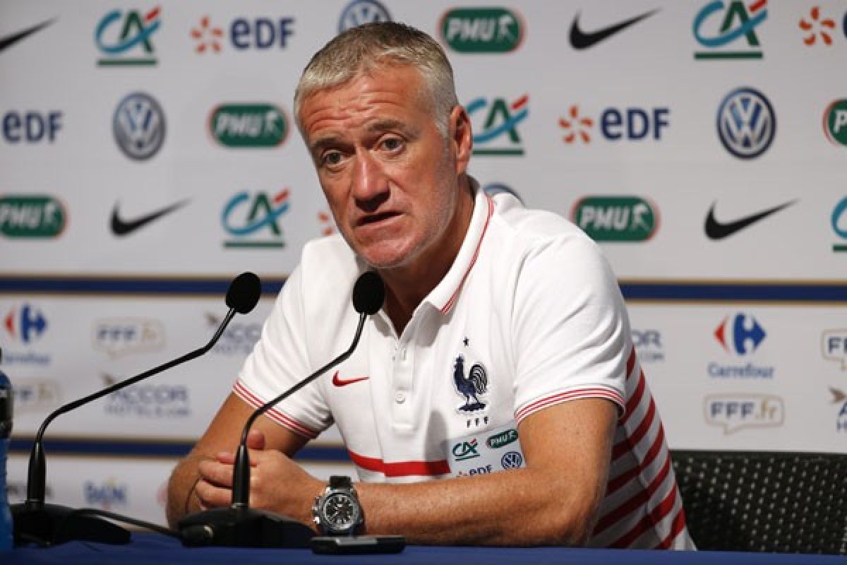 Dituduh rasis, Deschamps gugat Cantona