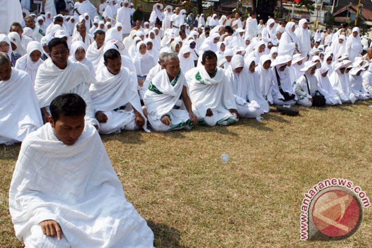 Pengantar obat jamaah haji Indonesia gunakan sepeda