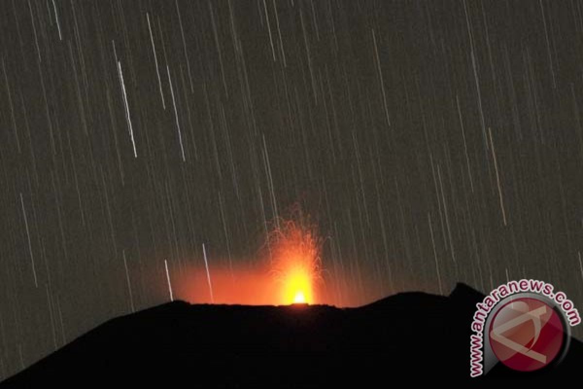 Lava pijar Gunung Slamet terlihat dari Banyumas