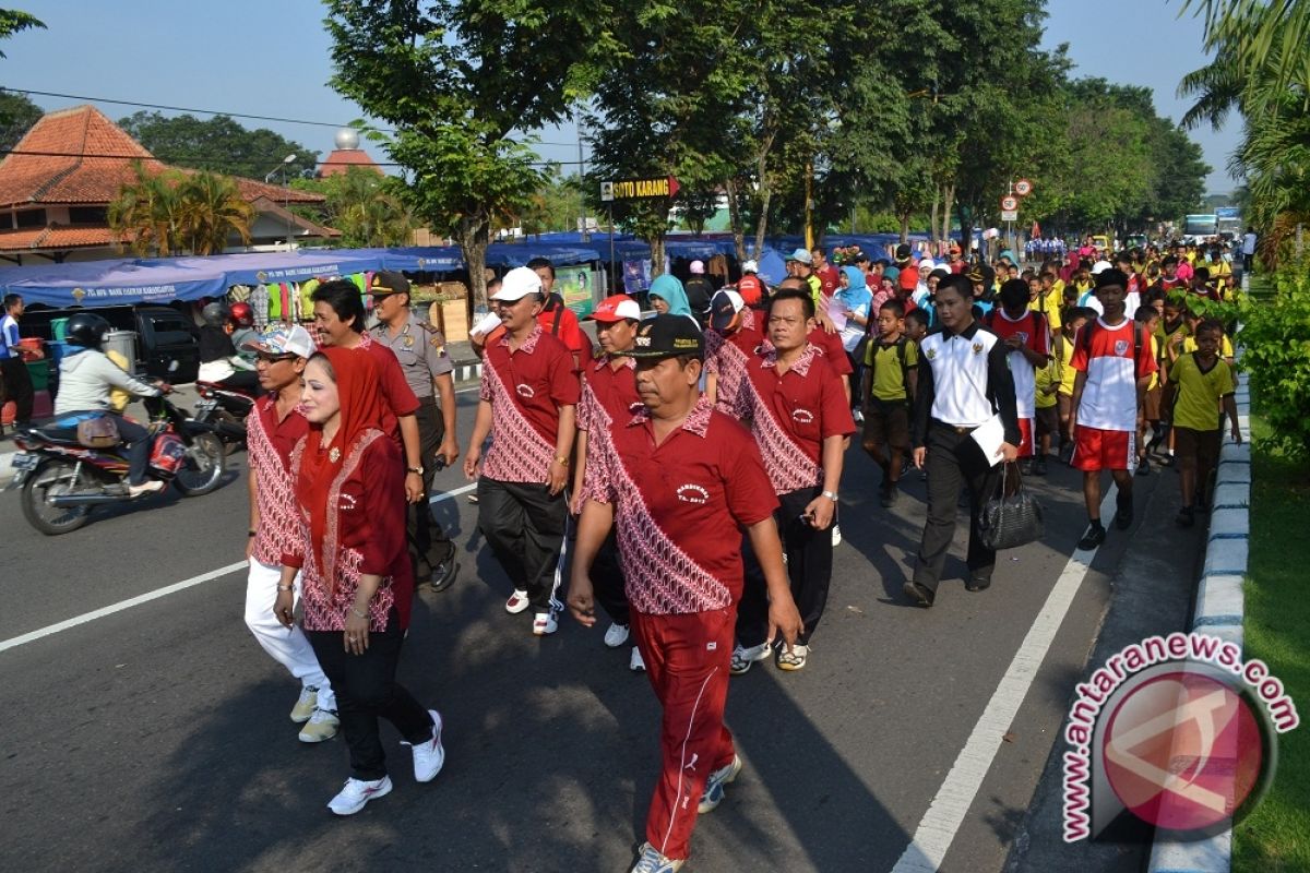 Lomba Gerak Jalan Meriahkan Peringatan HUT RI