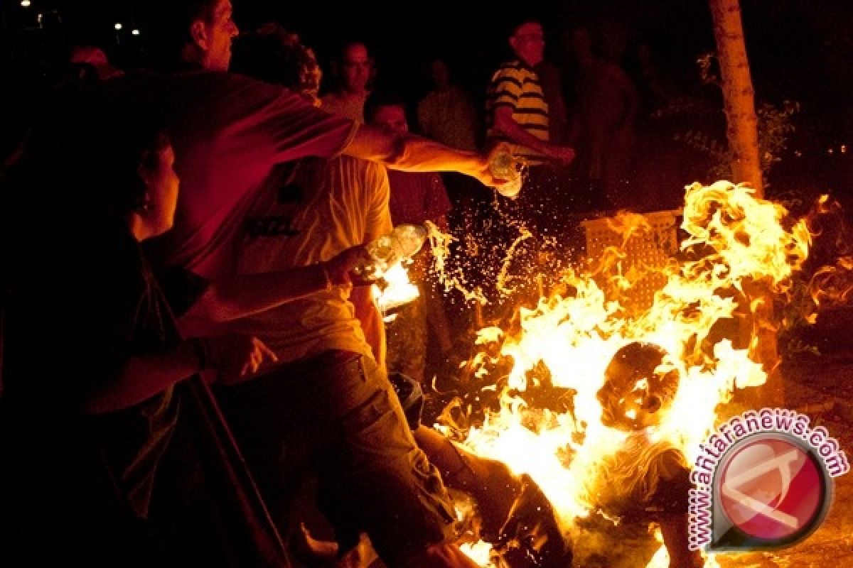 Aksi bakar diri seorang pria di depan kantor pemerintahan