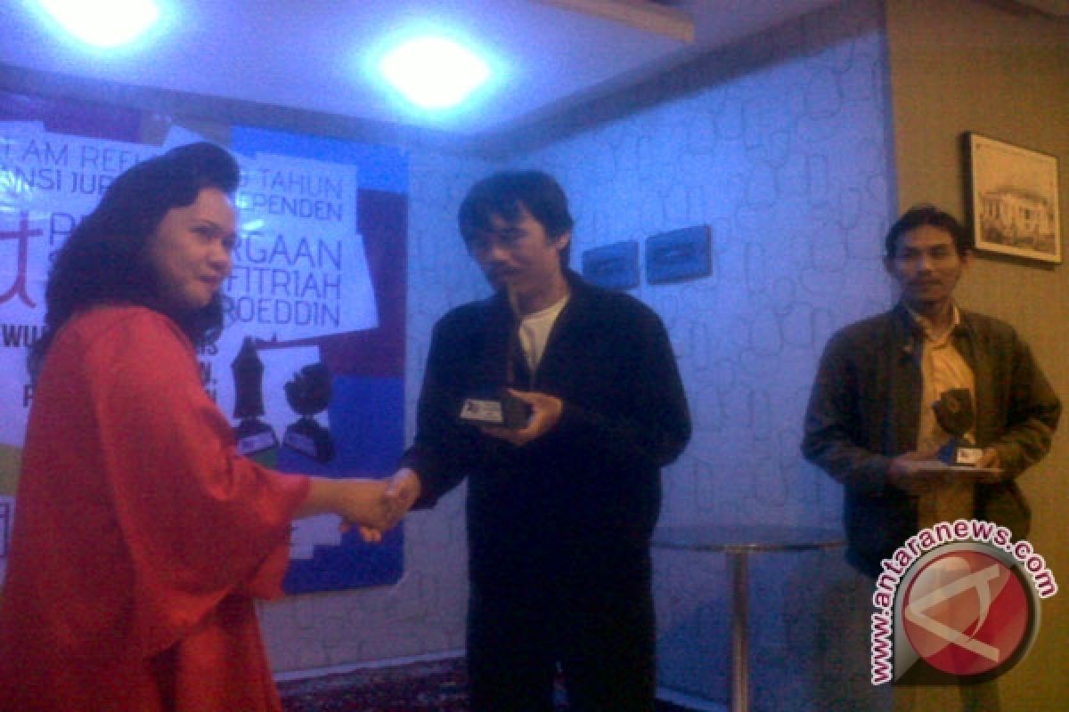 Zulkarnain Zubairi Raih Kamaroeddin Award 2014