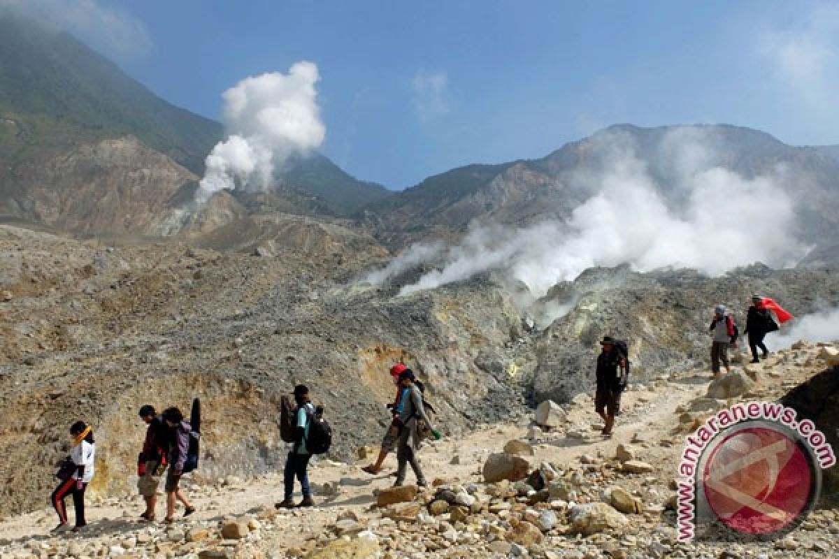 Gunung Papandayan masih terbakar