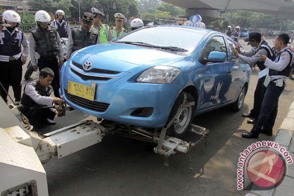 Polisi tindak 92 mobil karena parkir liar