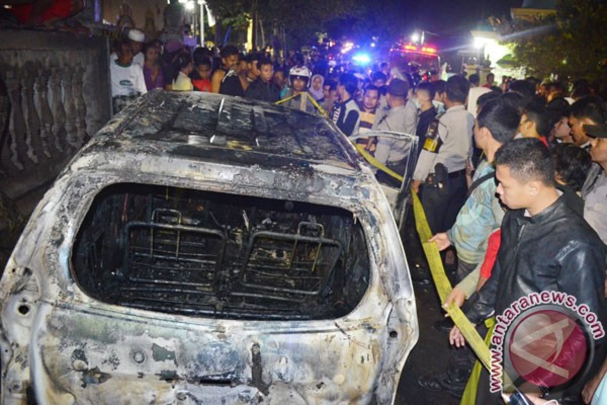 Mobil sedan terbakar depan pos Mabes AD