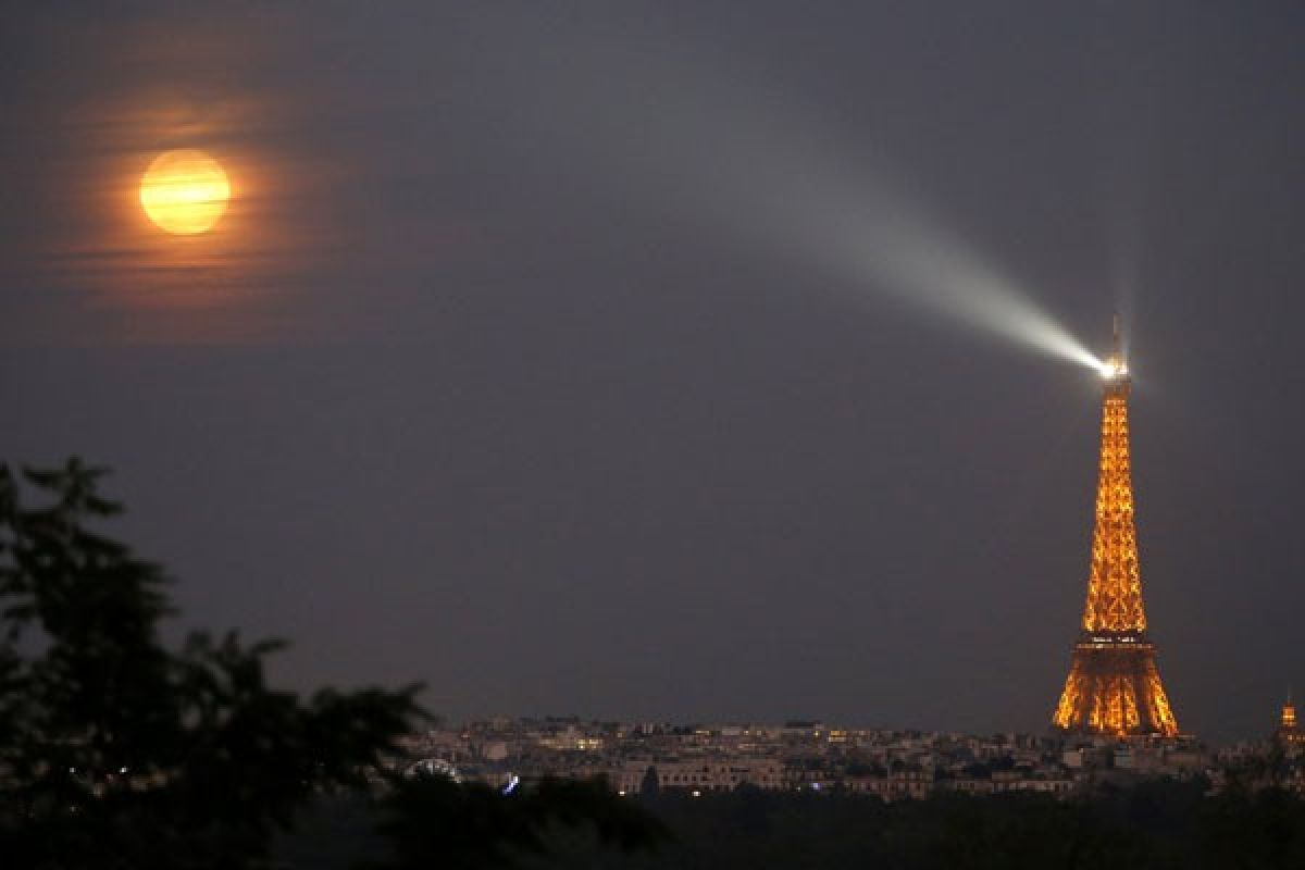 Eiffel kini berlantai kaca