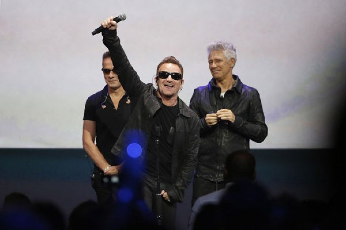 U2 batalkan konser di Paris