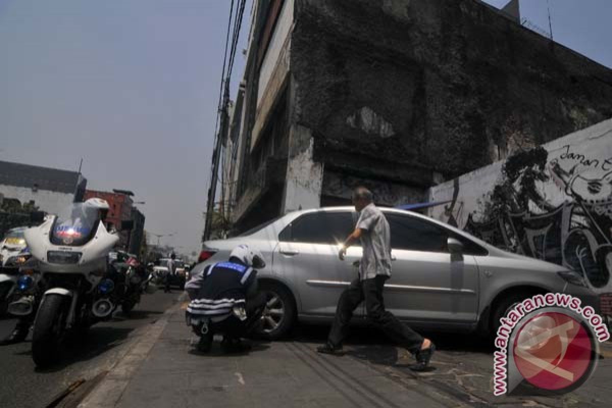 Satpol PP minta maaf soal mobil pelat merah yang parkir di trotoar