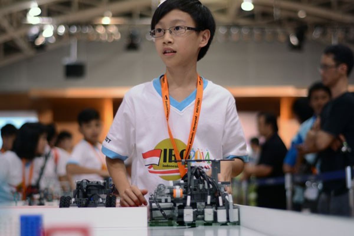 Para juara Indonesian Robotic Olympiad 2014