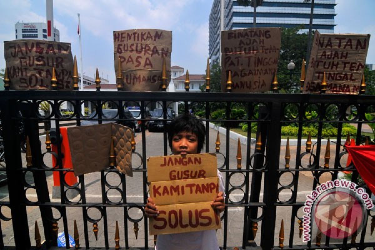 Warga demo Balai Kota DKI tolak penggusuran