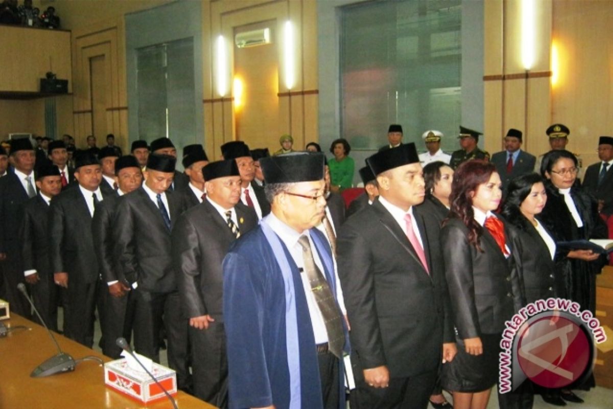 35 Anggota DPRD Kota Ambon 2014-2019 Dilantik