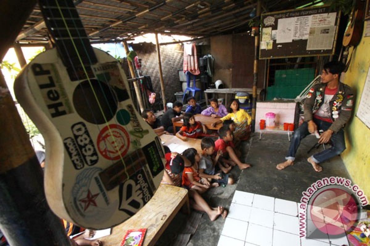 Siswa SMK 11 Muarojambi belajar di lantai