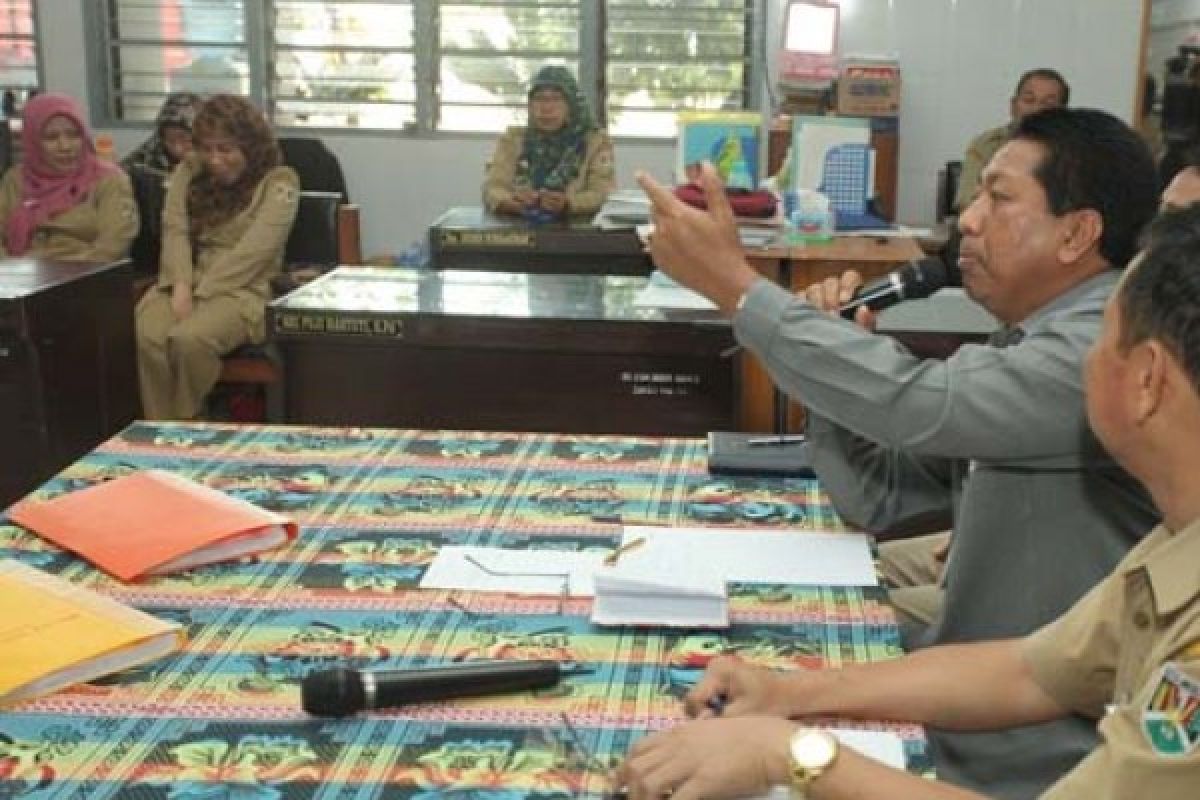 Hukuman Menyiram Bunga untuk Siswa Telat