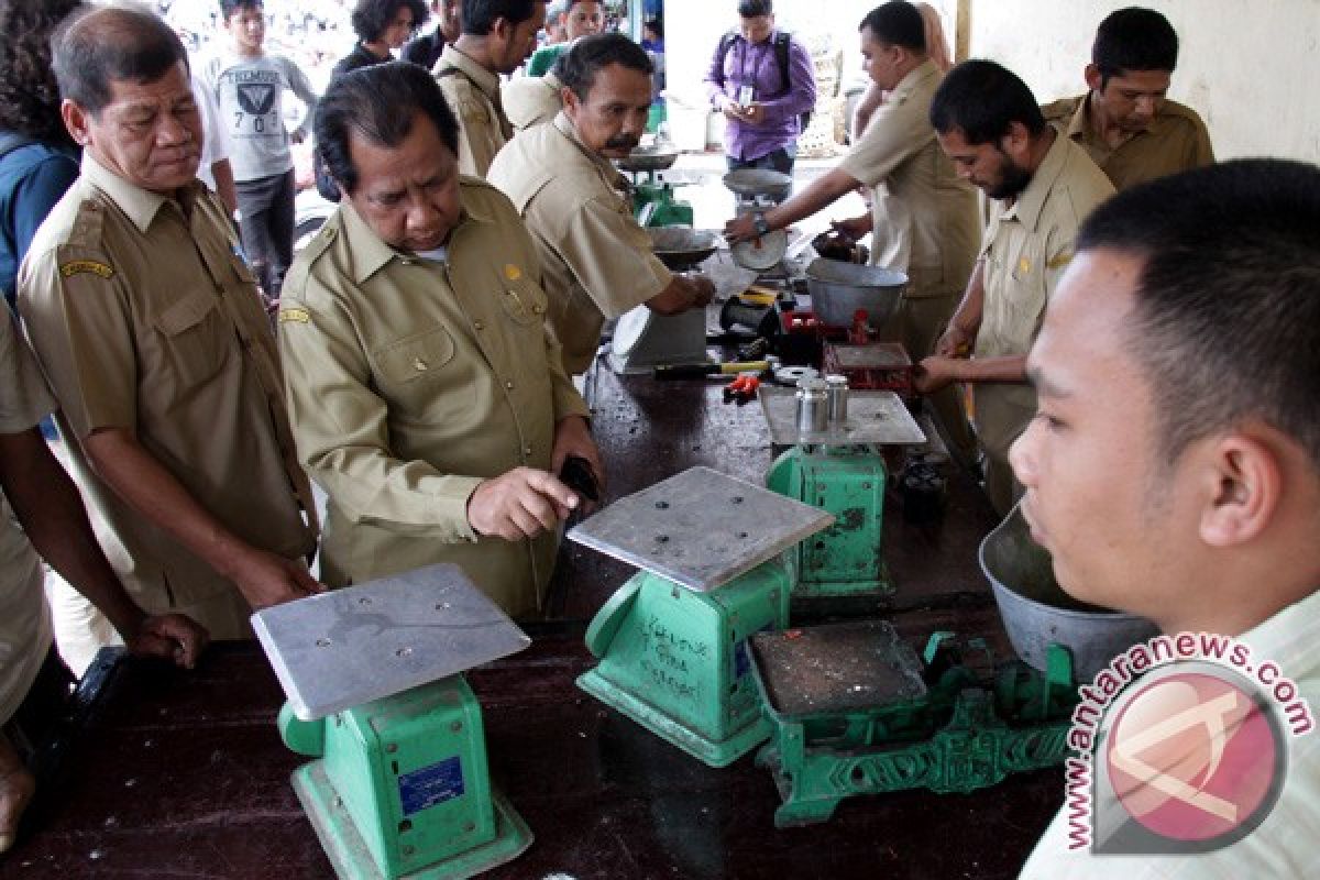 Disperindag Aceh Barat bagikan timbangan