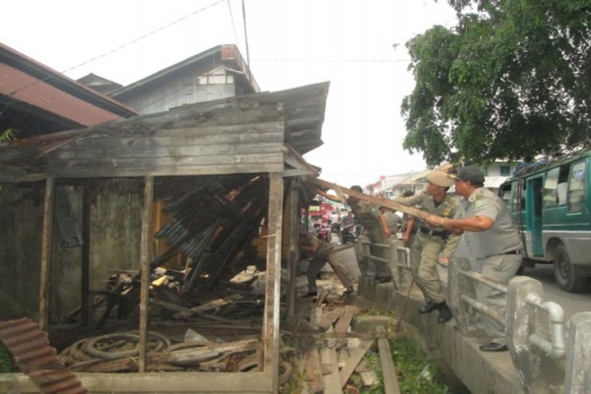 Satpol PP Singkawang Tertibkan PKL Jalan Kalimantan