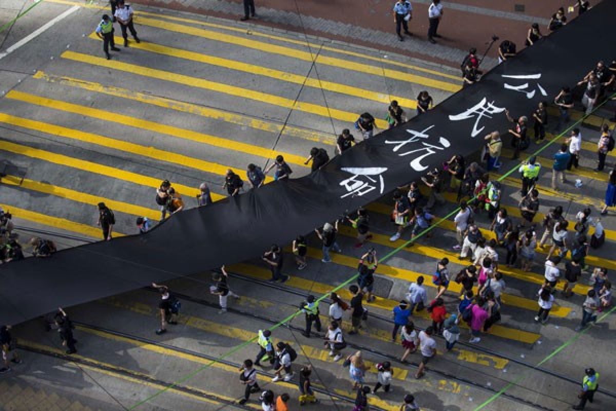 Polisi Hong Kong mulai buka barikade di lokasi protes