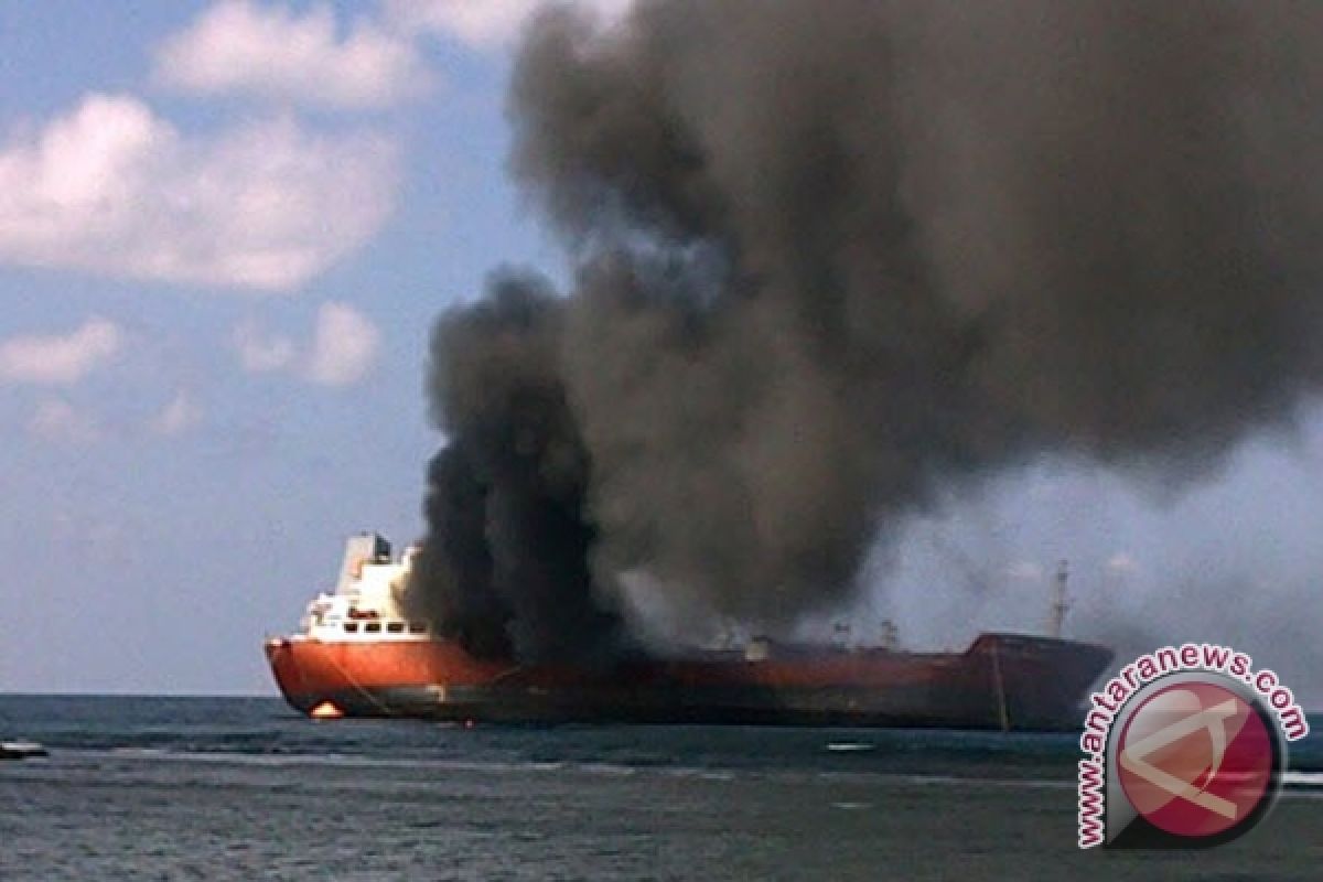 Kapal Tanker Terbakar Di Perairan Kotabaru 