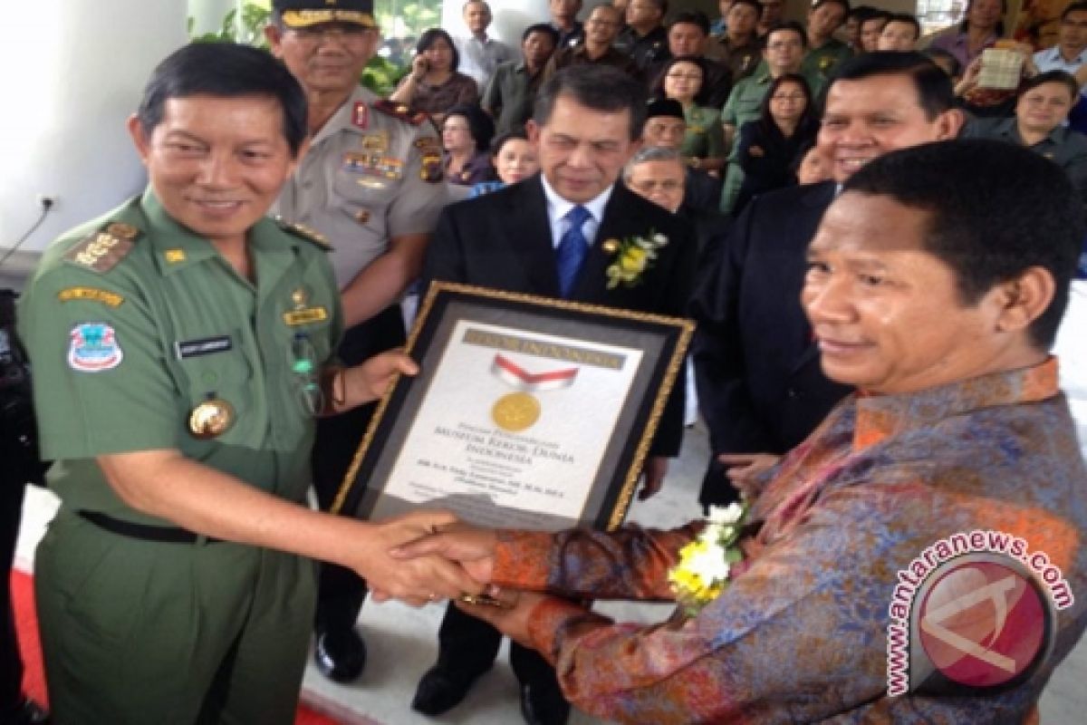 Wali kota Manado terima penghargaan MURI