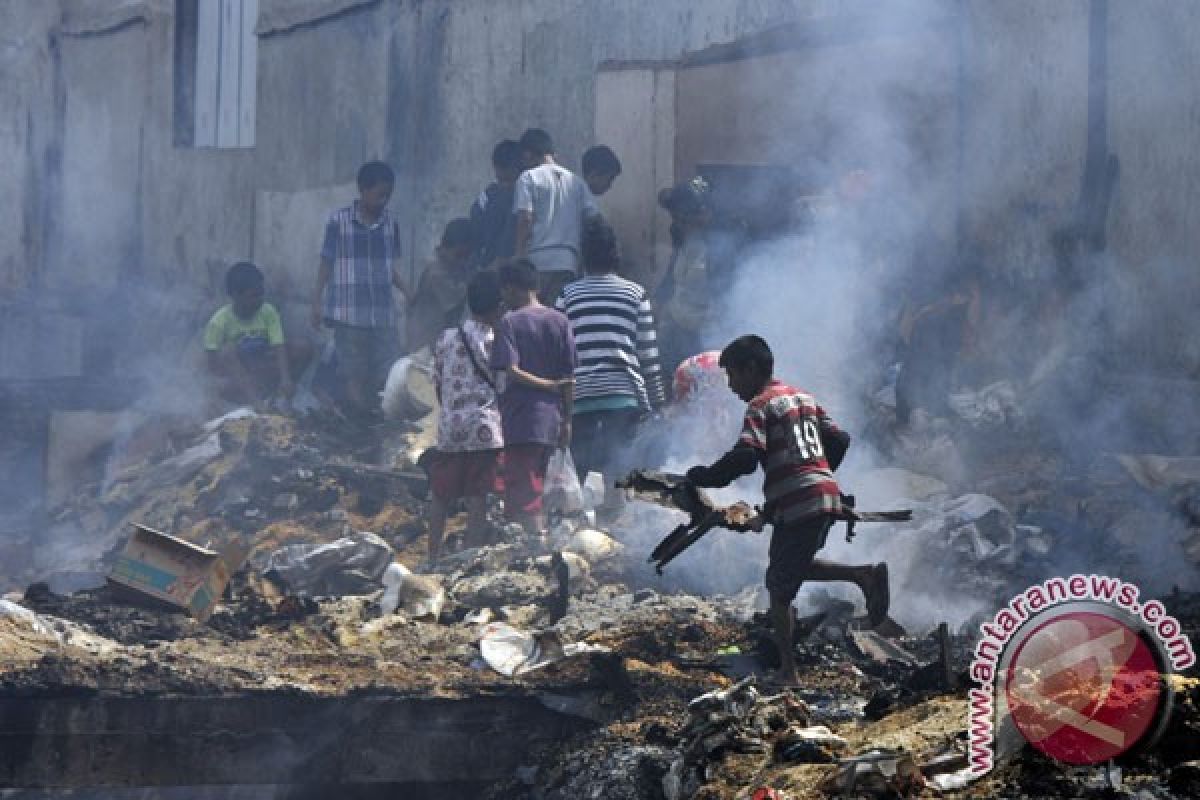 Pasar Waru Pamekasan terbakar