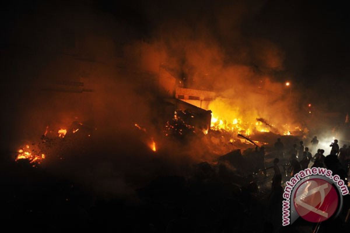 Kebakaran hanguskan belasan rumah di Pulogadung