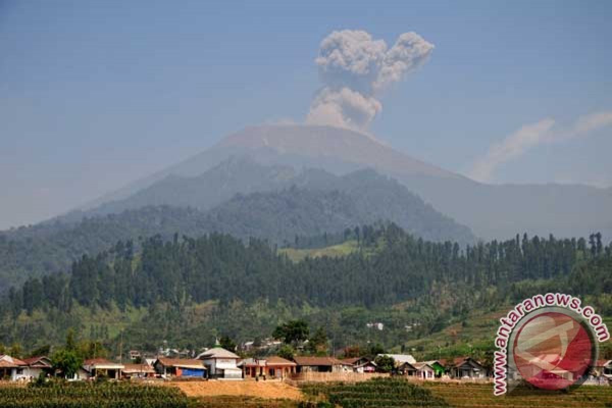 Gunung Slamet masih lontarkan materi vulkanik