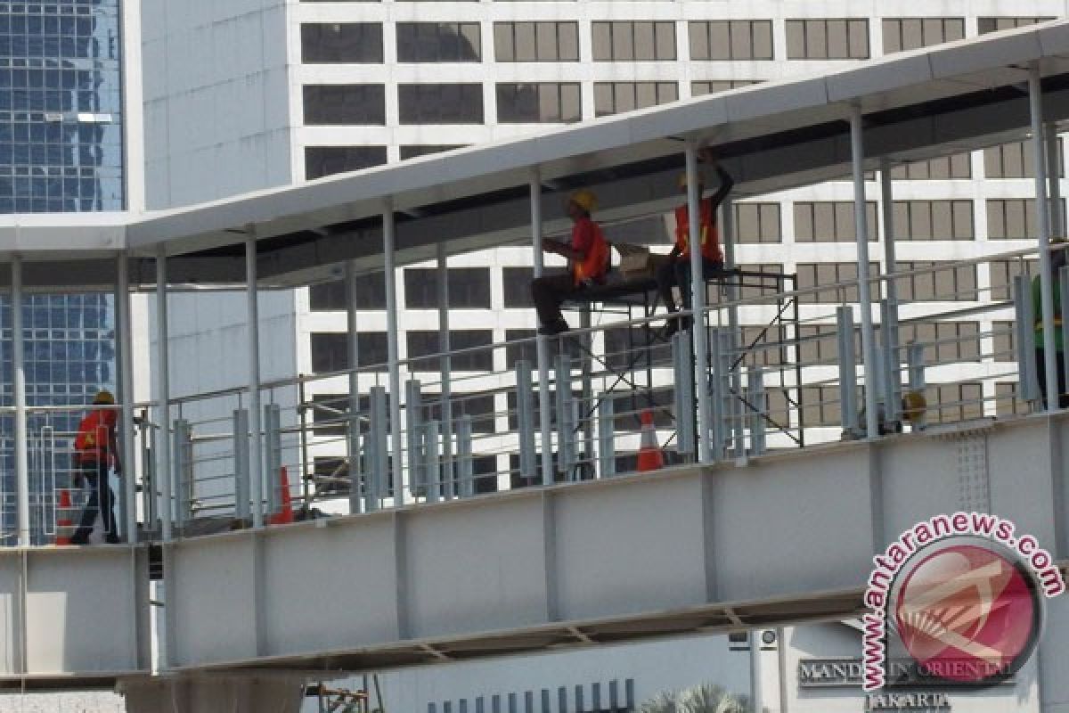 Jembatan penyeberangan Bundaran HI sudah dapat digunakan