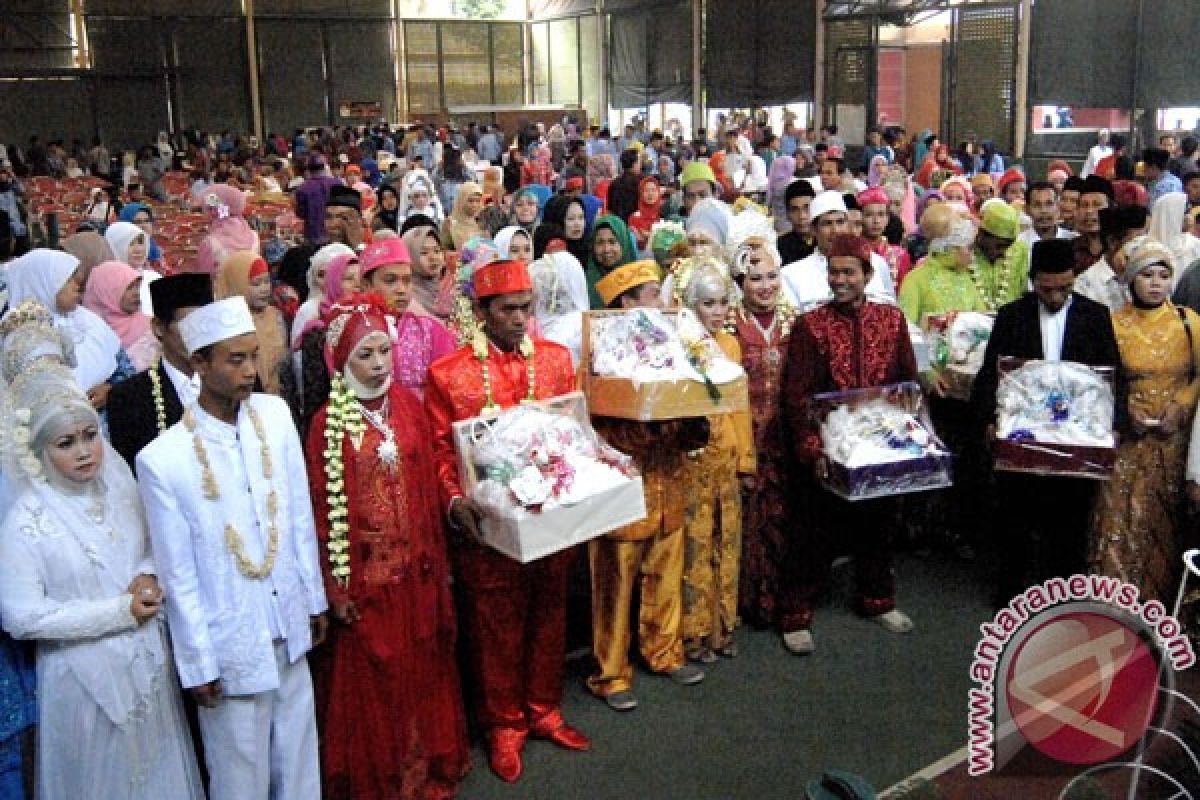 100 pasangan pengantin ikuti lomba rias Surabaya