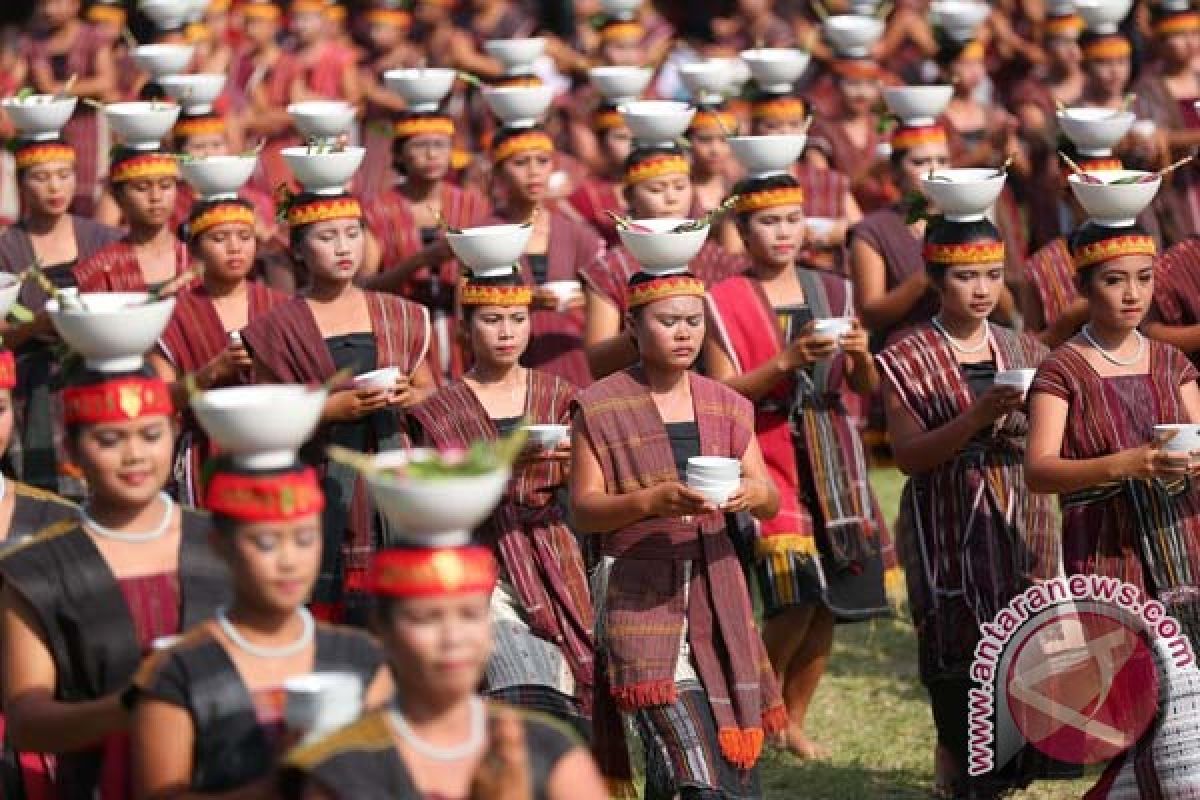 Parade becak hias semarakkan Festival Danau Toba