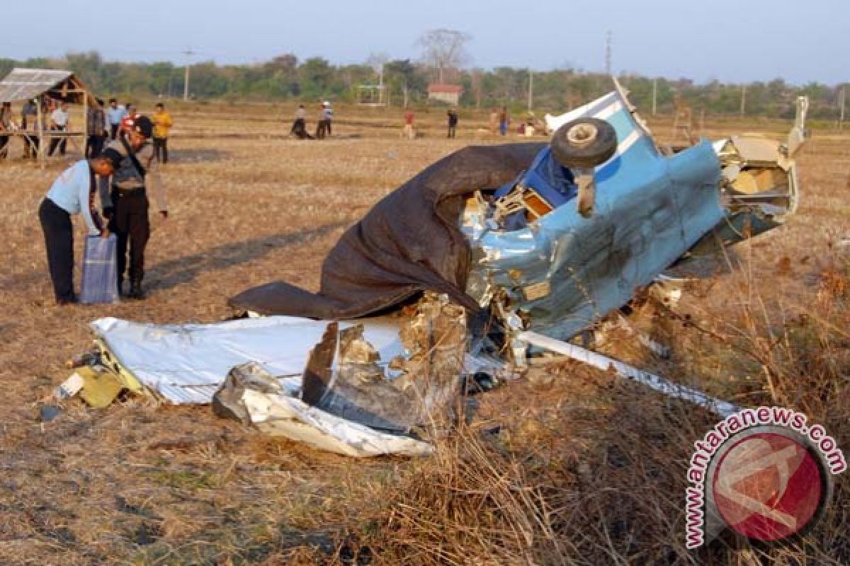 Isak tangis iringi pemakaman korban kecelakaan pesawat latih