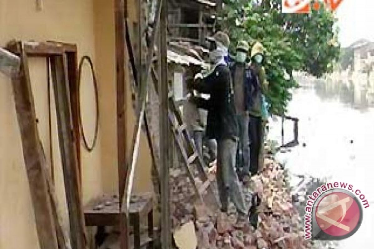 DKI Bongkar Seluruh Bangunan Di Bantaran Sungai
