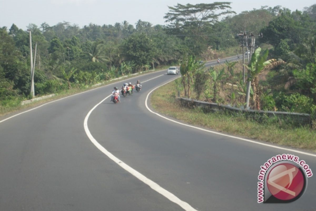 Jumat, Pemasangan Patok Jalan Tol Lampung